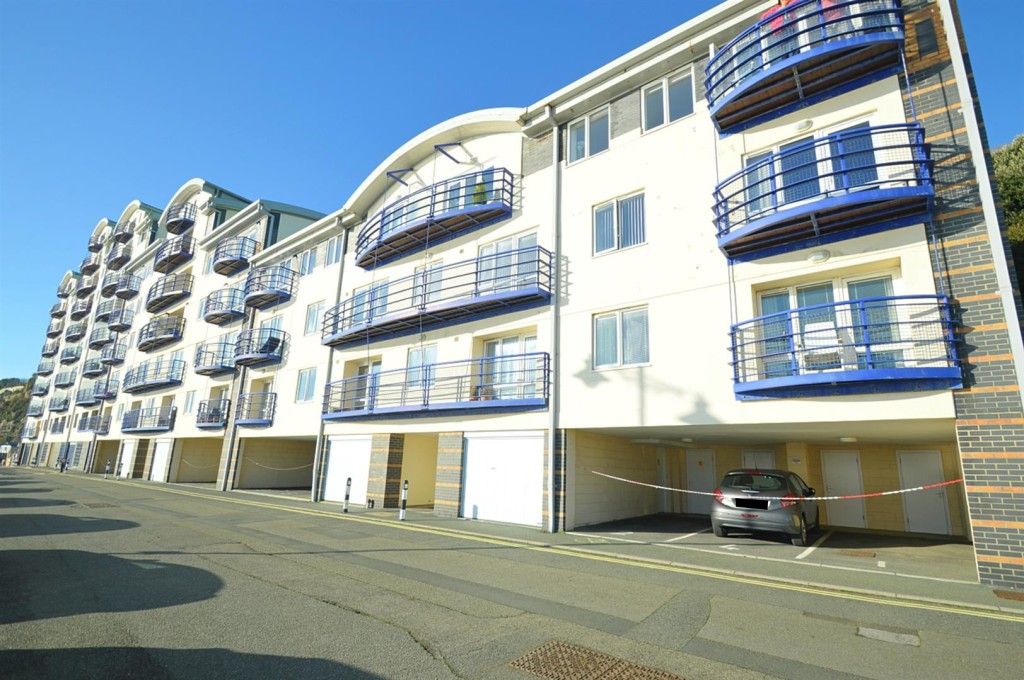 Lot: 73 - TWO-BEDROOM SEAFRONT FLAT WITH PARKING - Front View of the Block